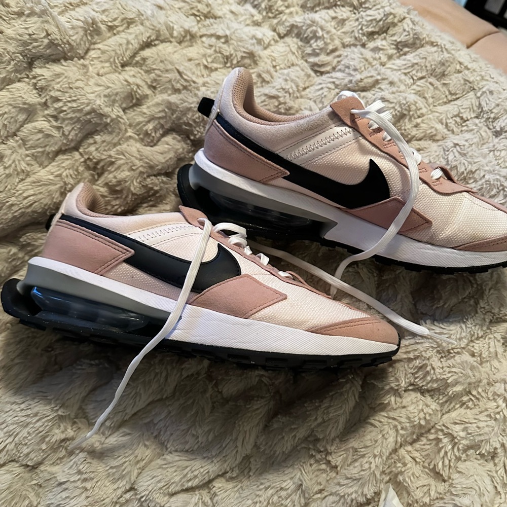 Nike women’s pre day air max 7.5 worn 3 times